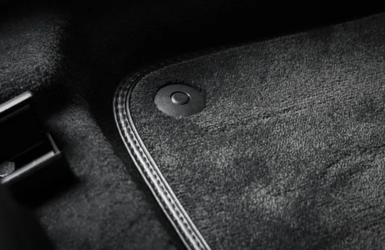 Ποια μεγάλη παγίδα για τους οδηγούς κρύβεται στα πατάκια του αυτοκινήτου - Η προειδοποίηση των ειδικών