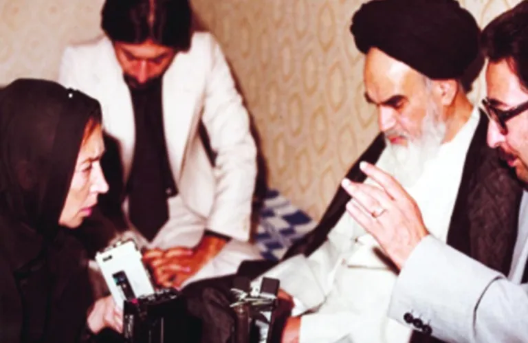 Οριάνα Φαλάτσι: Η στιγμή που πέταξε το τσαντόρ μπροστά στον Χαμενεΐ (Βίντεο)