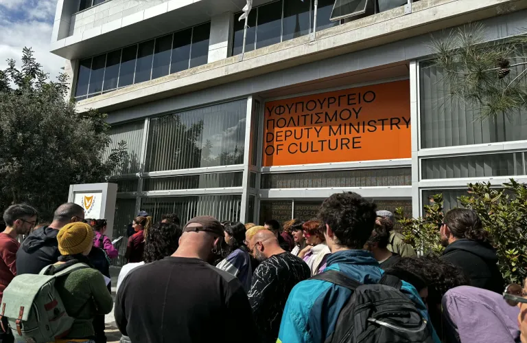 Υφ. Πολιτισμού: Εκδόθηκε ανακοίνωση την ώρα της διαμαρτυρίας - Τα χρονοδιαγράμματα (φώτο)