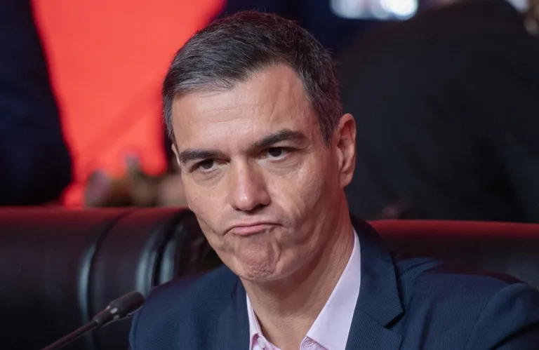 Γιατί ο Πέδρο Σάντσεθ είναι ο μόνος Ευρωπαίος ηγέτης που συγκρούεται με τον Τραμπ