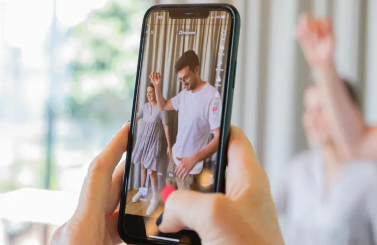 Τι καθιστά το TikTok εθιστικό - «Κίτρινη κάρτα» από την Κομισιόν λόγω του σχεδιασμού του