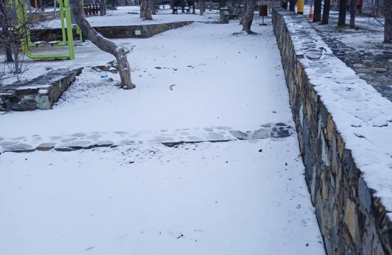 Στα λευκά ντύθηκε το Τρόοδος - Μαγικές εικόνες και βίντεο από την πλατεία