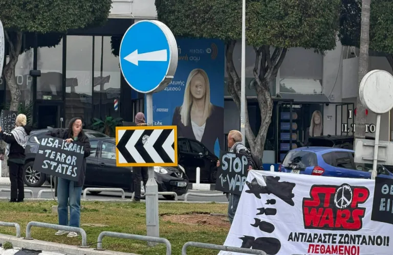 Αντιπολεμική παρέμβαση στο κυκλικό κόμβο Αγίου Νικολάου (φώτος)