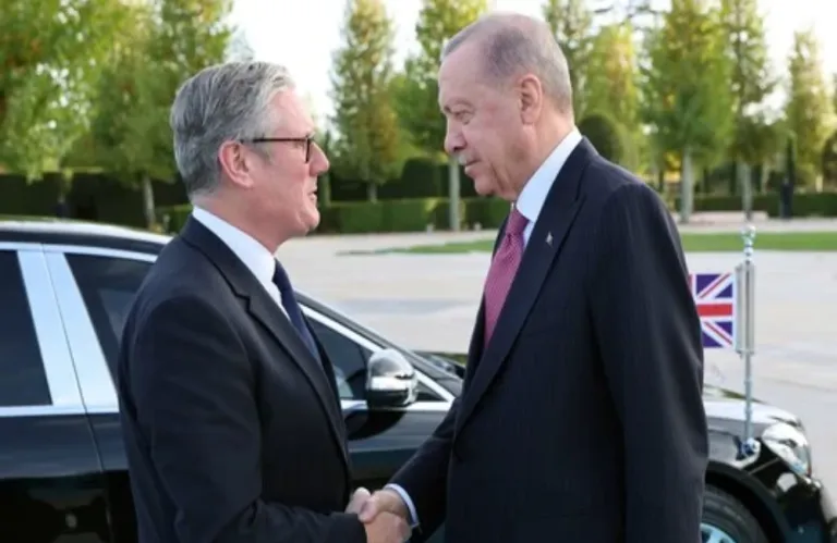 Ερντογάν–Στάρμερ: Στο επίκεντρο η συνεργασία στην αμυντική βιομηχανία