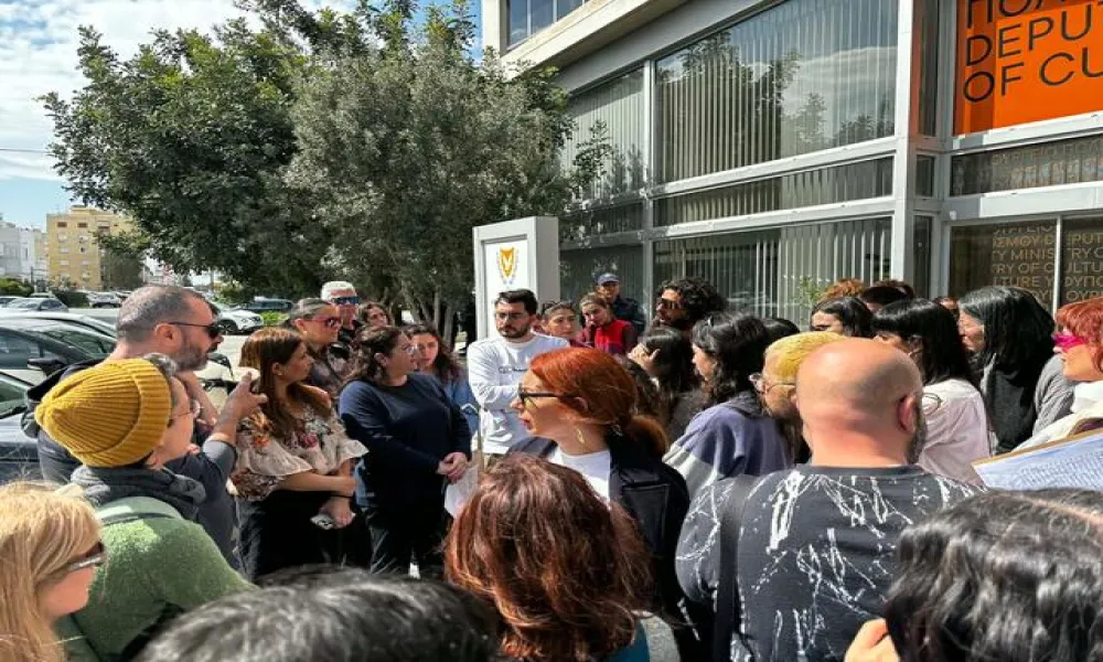 Η εκκωφαντική αμηχανία: Δεσμεύσεις, απουσίες και το χαμένο καλοκαίρι του 2026