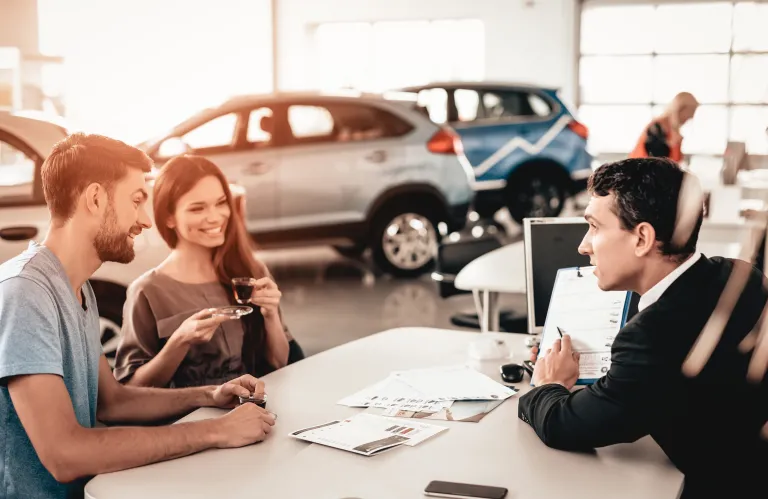 Πωλήθηκαν 3600 σαλούν οχήματα τον Φεβρουάριο, στο 50% το μερίδιο υβριδικών
