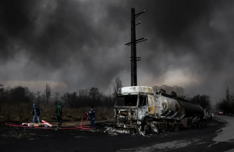 Τεχεράνη: Βροχή – φαρμάκι με πετρέλαιο, μετά το πλήγμα σε εγκαταστάσεις πετρελαίου