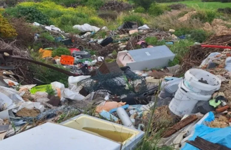 Καταγγελία για παράνομη απόρριψη μπάζων σε ιδιωτικό χωράφι στο Προδρόμι Πάφου (φώτος)