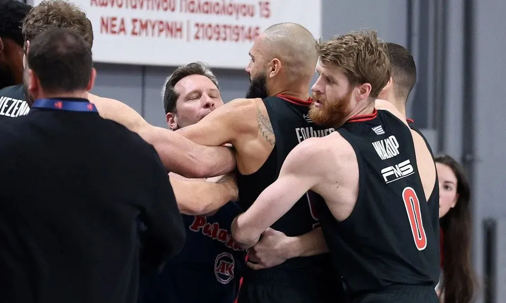 Αποβολή για Φουρνιέ για επεισόδιο με φίλαθλο του Πανιωνίου!