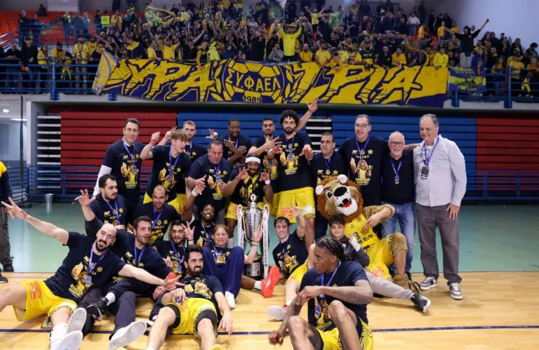 ΦΩΤΟ: Κλικς από τους πανηγυρισμούς των κυπελλούχων!