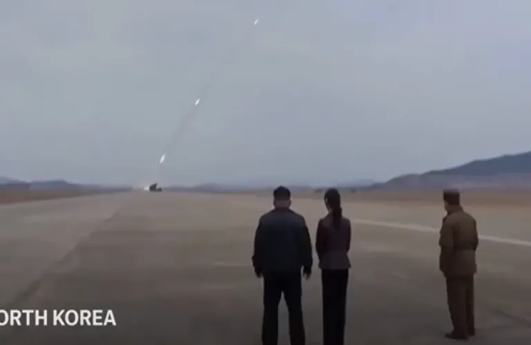 Κιμ Γιονγκ Ουν: Το εντυπωσιακό βίντεο να παρακολουθεί μαζί με την κόρη του εκτόξευση βαλλιστικών πυραύλων