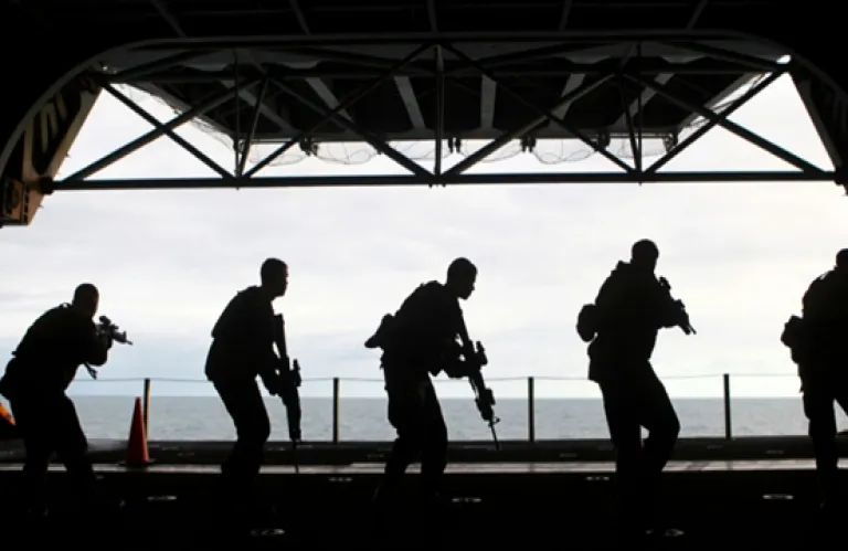 Γιατί στέλνει ο Τραμπ 2.500 Αμερικανούς πεζοναύτες στη Μέση Ανατολή - Ο κίνδυνος με τη ναρκοθέτηση στο Ορμούζ