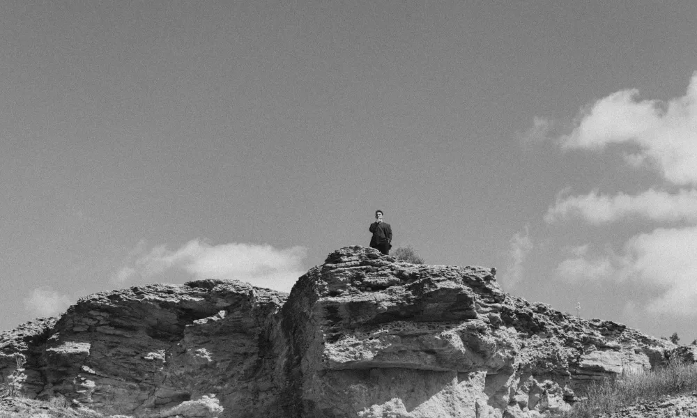 «Tο Βουνί»:To μυθιστόρημα της  Λουΐζας Παπαλοΐζου μεταφέρεται στη θεατρική σκηνή