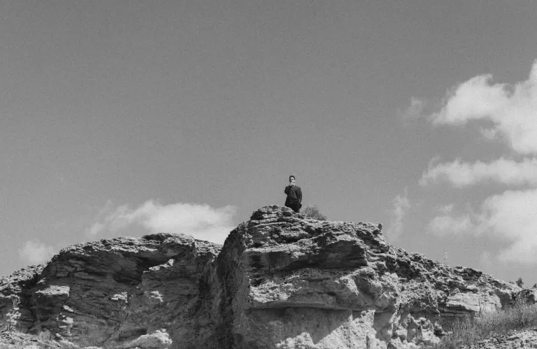 «Tο Βουνί»:To μυθιστόρημα της  Λουΐζας Παπαλοΐζου μεταφέρεται στη θεατρική σκηνή