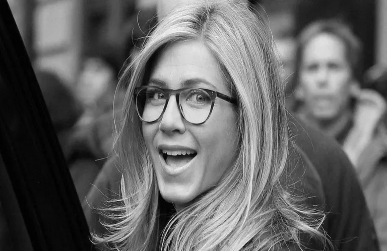 Πρεσβυωπία μετά τα 40: Γιατί αρχίζουμε να μην βλέπουμε καλά από κοντά - Τι λέει ο ειδικός