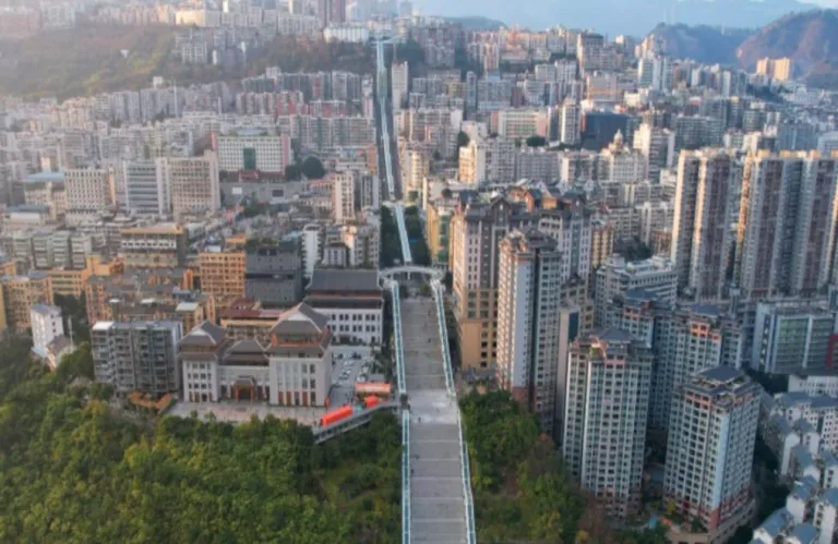 Η Κίνα εγκαινιάζει την μακρύτερη αστική κυλιόμενη σκάλα στον κόσμο: Έχει ύψος ίσο με ουρανοξύστη 80 ορόφων, φτάνει στην κορυφή μιας ορεινής πόλης