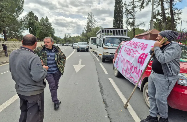 Με μαύρο φέρετρο στο Προεδρικό οι κτηνοτρόφοι για τον αφθώδη πυρετό: «Ψεύδεται η Υπουργός Γεωργίας» (φώτος)