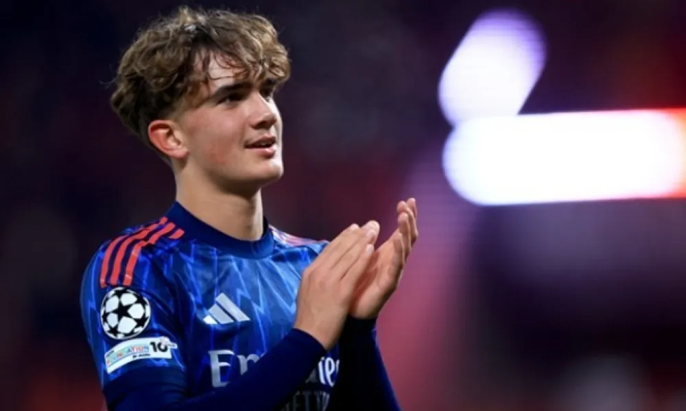 Πηγαίνει ακόμη σχολείο: Το νο1 ταλέντο στον κόσμο που οδηγεί την Άρσεναλ στον τίτλο