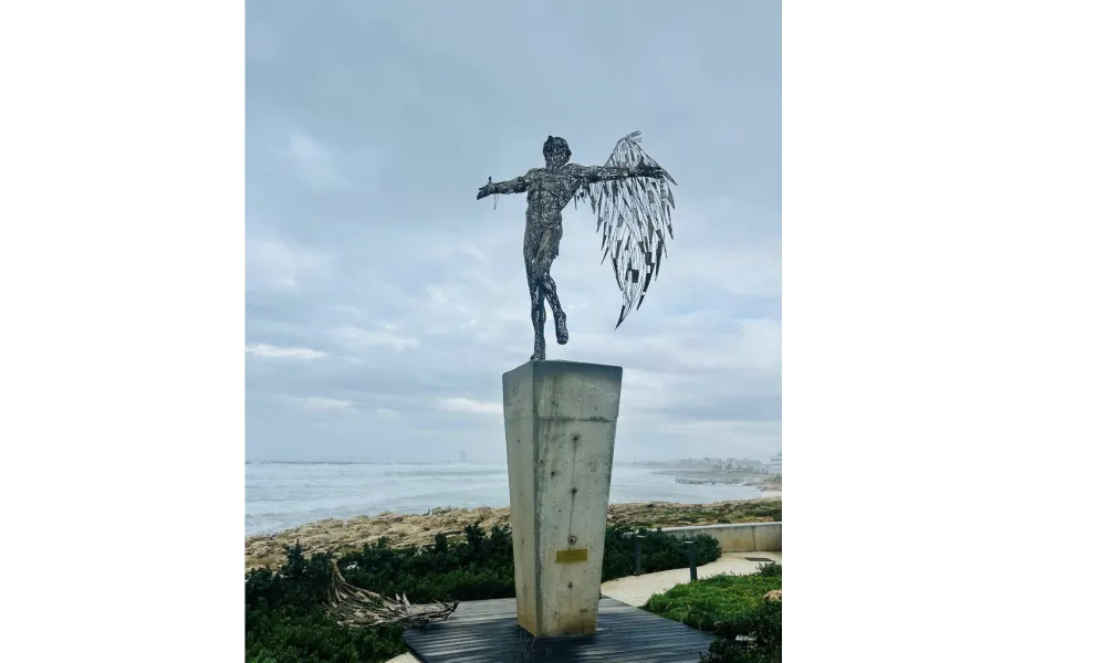 Αποκολλήθηκε το ένα φτερό του γλυπτού «Ίκαρος» στην Αγία Νάπα (φώτο)