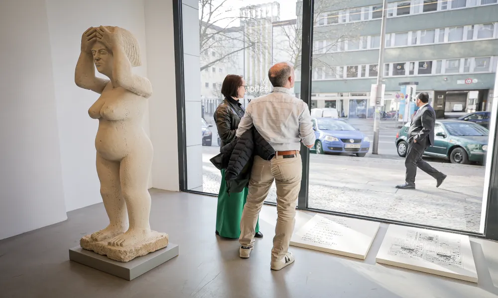 Τελέστηκαν τα εγκαίνια της εικαστικής έκθεσης «Beauty in Question: thinking through and beyond form» στο Βερολίνο