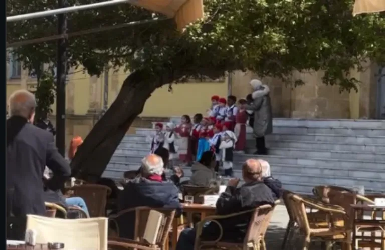 Σχολείο Φανερωμένης: Παιδάκια κάθε εθνικότητας, τιμούν την 25η Μαρτίου και συγκινούν - Δείτε βίντεο