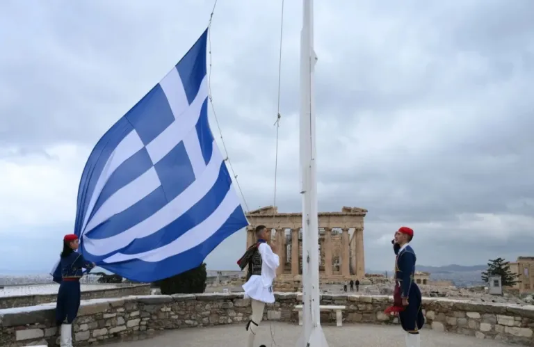 25η Μαρτίου: Ρίγη συγκίνησης στην έπαρση της ελληνικής σημαίας στην Ακρόπολη