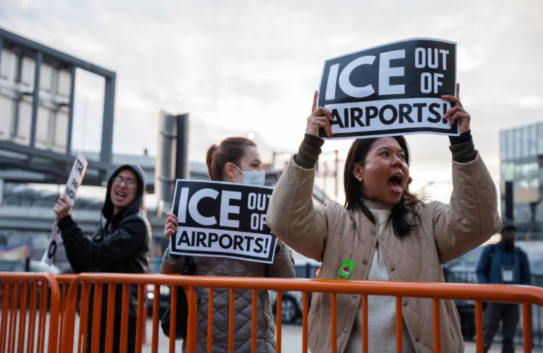 Διαμαρτυρία για την ανάπτυξη της ICE σε αεροδρόμια εν μέσω κλεισίματος του Υπουργείου Εσωτερικής Ασφάλειας των ΗΠΑ