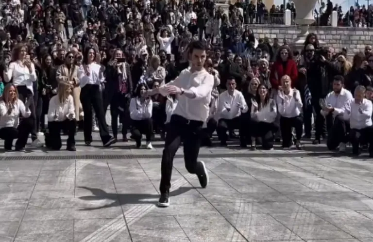 Βίντεο: Το λεβέντικο ζεϊμπέκικο του νεαρού Μάνθου που ξεσήκωσε την Πλατεία Συντάγματος μετά τη χθεσινή παρέλαση