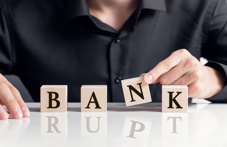 Νέοι κανόνες για προστασία φορολογουμένων και καταθετών από πτωχεύσεις τραπεζών