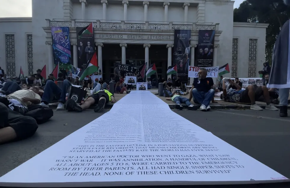 «Free Palestine, Stop the genocide» φώναξε πλήθος κόσμου έξω από το Δημοτικό Θέατρο Λευκωσίας (βίντεο)