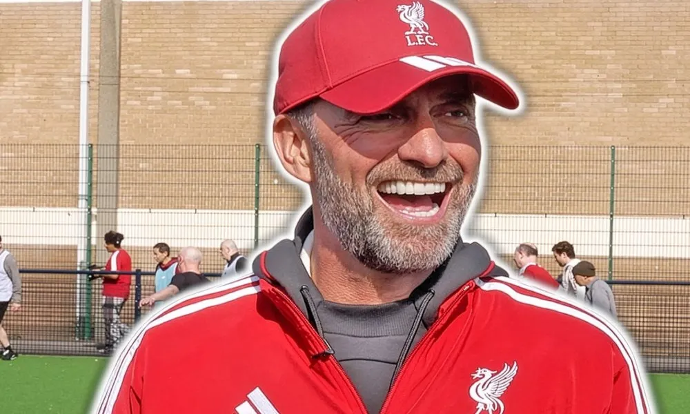 Ο Κλοπ φόρεσε ξανά το καπέλο, τη... φόρμα της Λίβερπουλ και αποθέωσε τον Σαλάχ