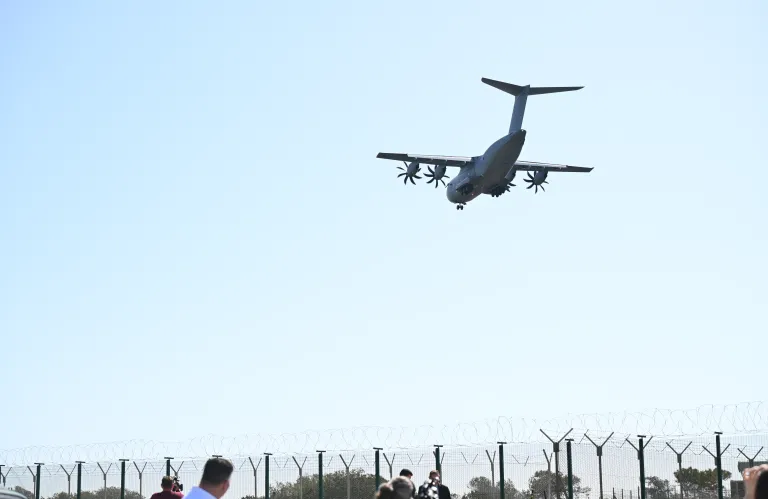 Εκλογές για πλάκα και βρετανικές βάσεις