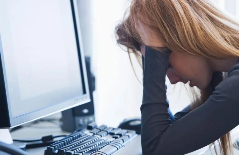 Ακαδημία Βιασμού: χιλιάδες άντρες εκπαιδεύονται πώς να ναρκώνουν και να βιάζουν τις συζύγους τους