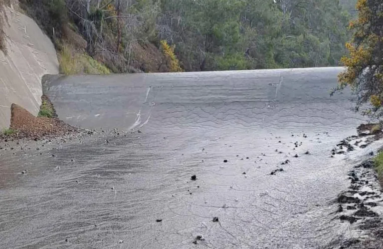 Υπερχείλισε το φράγμα της Αγίας Μαρίνας Χρυσοχούς