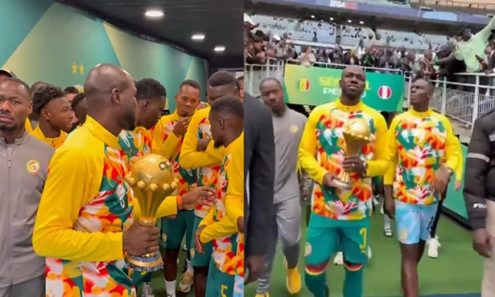 Οι Σενεγαλέζοι επιδεικνύουν το τρόπαιο του Κυπέλλου Εθνών Αφρικής