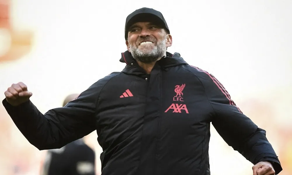 «One last time»: Όλος ο κόσμος της Λίβερπουλ περίμενε τις… γροθιές του Κλοπ στο KOP!