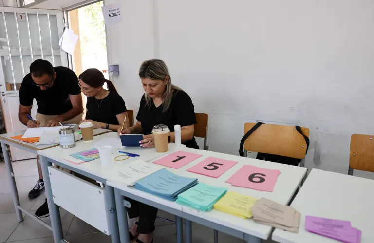 Στελέχωση εκλογικών κέντρων: Οι παχυλές αμοιβές έφεραν πλήθος αιτήσεων - Βοηθοί €316, προεδρεύοντες €617