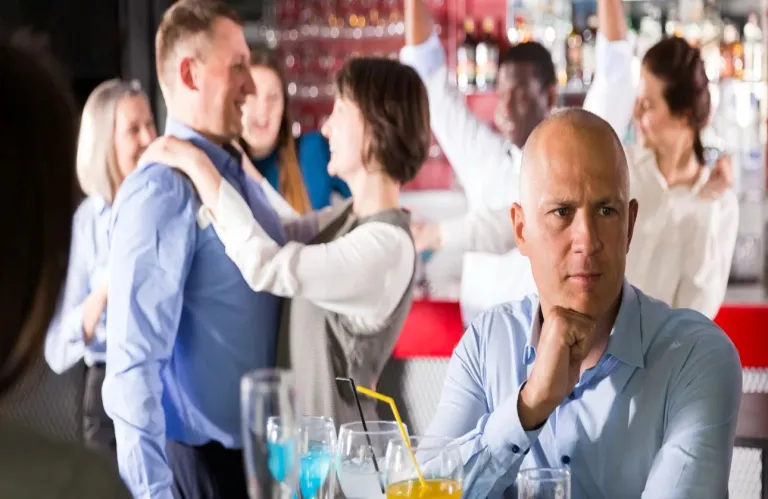 Στην ηλικία των 49 ετών, οι άνθρωποι βρίσκονται στο συναισθηματικό τους ναδίρ