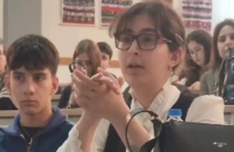 «Καθηγήτρια μού έλεγε να μην βάλω μαντήλα» – Μαθήτρια στη Λεμεσό καταγγέλλει ρατσισμό και εκφοβισμό (βίντεο)