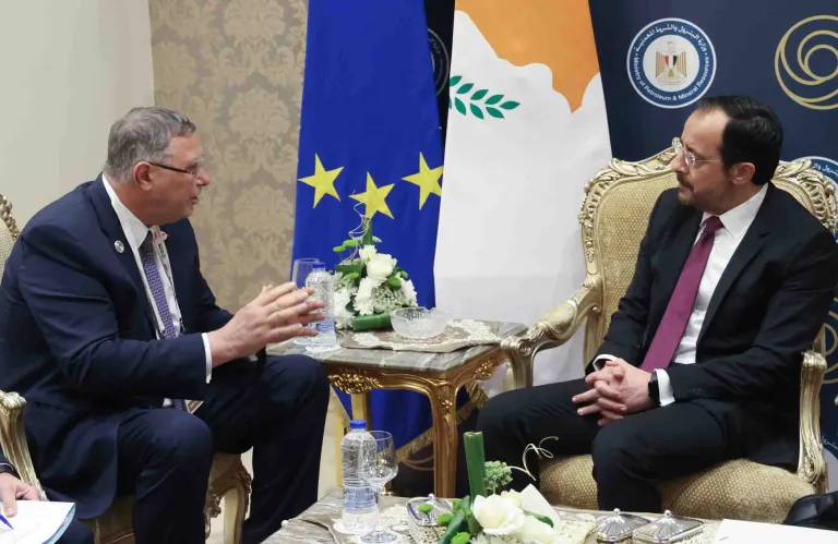 Έπεσαν οι υπογραφές: Συμφωνία Πλαίσιο για ανάπτυξη κοιτασμάτων στην κυπριακή ΑΟΖ ανάμεσα σε Κύπρο και Αίγυπτο