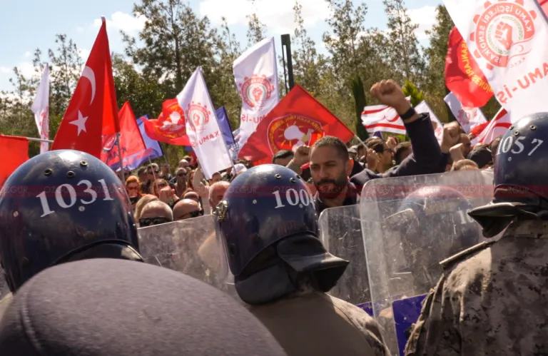 «Ο αγώνας θα συνεχιστεί μέχρι να πέσει η κυβέρνηση» λένε οι συντεχνίες στα κατεχόμενα - 10 χιλιάδες Τουρκοκύπριοι διαδήλωσαν χθες