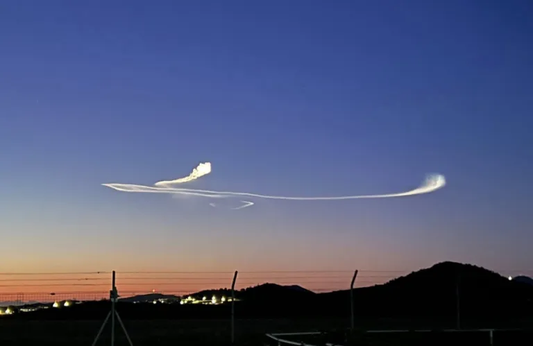 Πυραυλική επίθεση στο Ισραήλ ορατή από τον ουρανό της Λεμεσού - Αποκλειστικά βίντεο