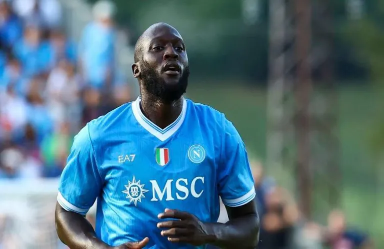 Δεν εμφανίστηκε στην προπόνηση της Νάπολι ο Λουκάκου και τον περιμένει τιμωρία