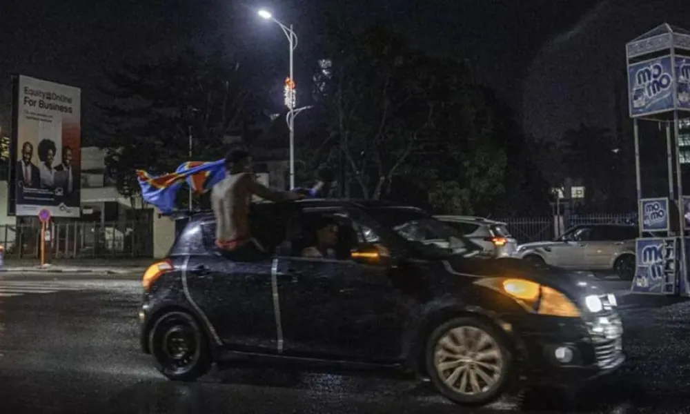 Ντελίριο στο Κονγκό: Χιλιάδες στους δρόμους, χορεύοντας μέσα στη… θεομηνία