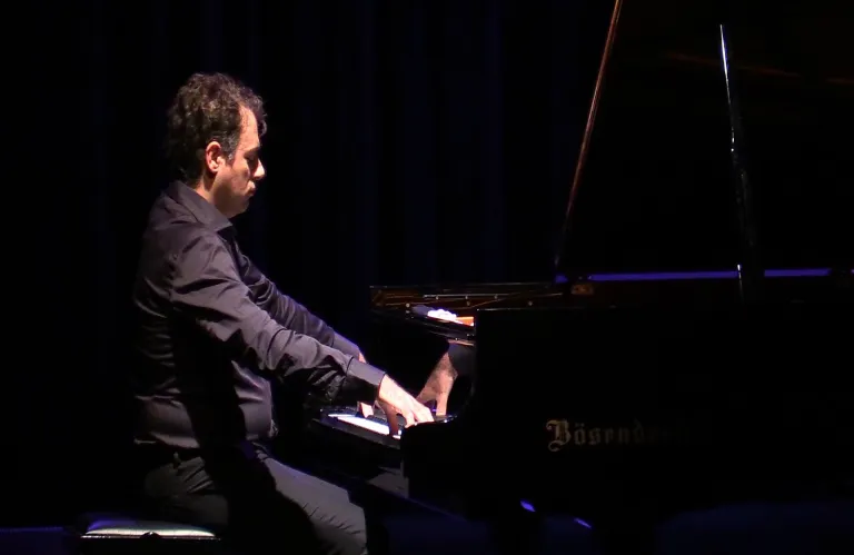 Αίθουσα «Π. Σολομωνίδης»: Καταγγελία Νεοφύτου κατά Αρμεύτη για αγορά πιάνου - Τι λέει για τις προδιαγραφές και τις τιμές των άλλων θεάτρων