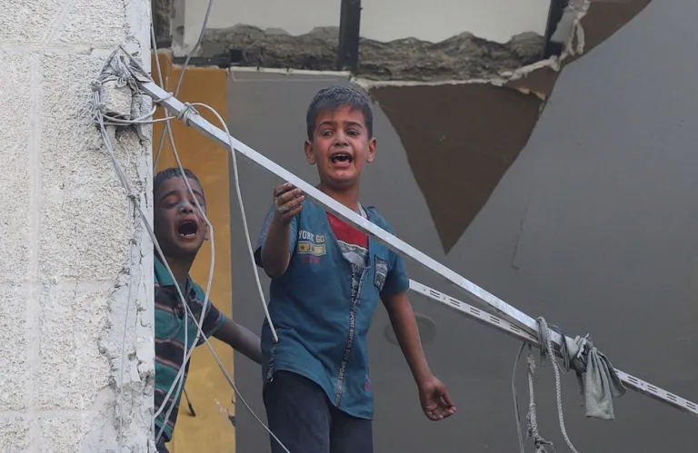 Σπαρακτικές εικόνες από τη Γάζα - Παιδιά παίζουν «κηδεία» στα χαλάσματα (βίντεο)