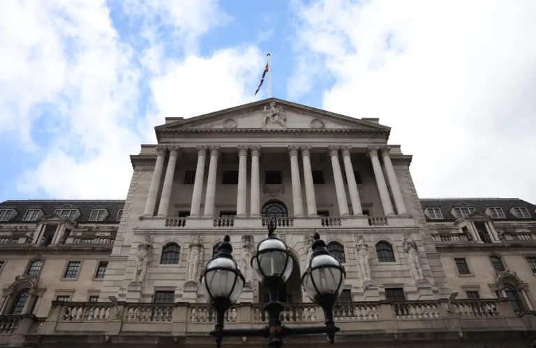 Η Τράπεζα της Αγγλίας προειδοποιεί για οικονομικούς κινδύνους από πόλεμο στο Ιράν