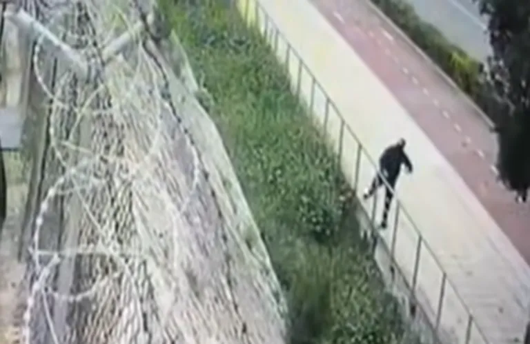 Η στιγμή που άγνωστα πρόσωπα ρίχνουν κροτίδες στα κατεχόμενα από τις ελεύθερες περιοχές - Τα βίντεο που δημοσίευσε η Kibris