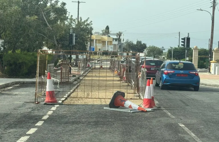 Δ. Πάφου : Παρεμβάσεις για ασφαλέστερα πεζοδρόμια και αναβάθμιση πρασίνου στον Αναβαργό