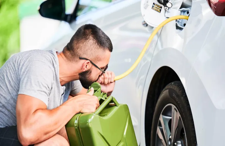 Έτσι κλέβουν βενζίνη από τα αυτοκίνητα -Tο νέο κόλπο που σαρώνει